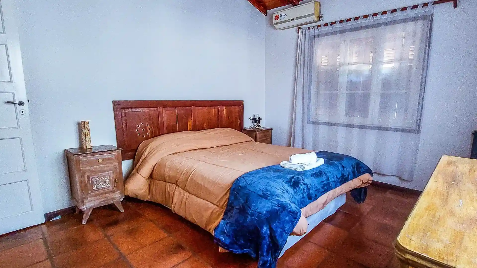 Habitación Principal con cama King y baño privado - Casa alquiler Merlo